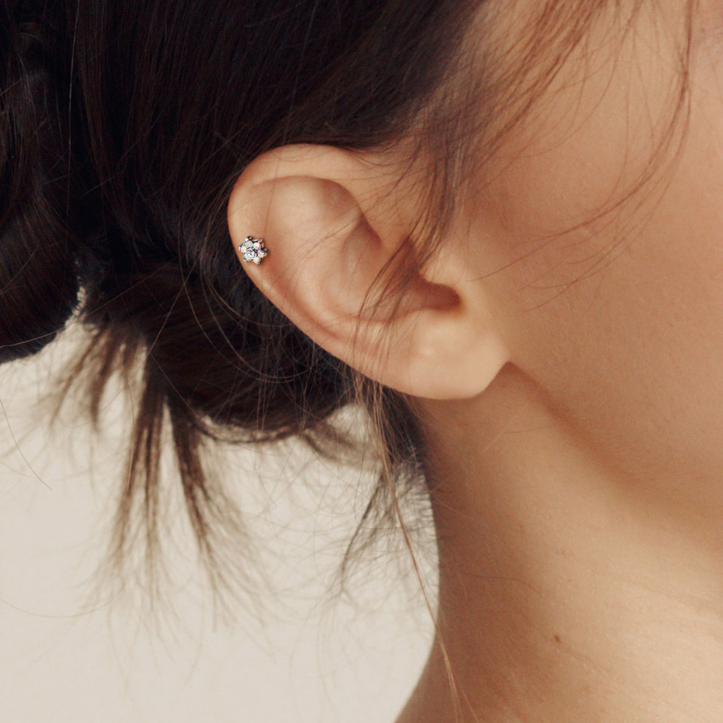 Push-in labret av titan med blomst og sten