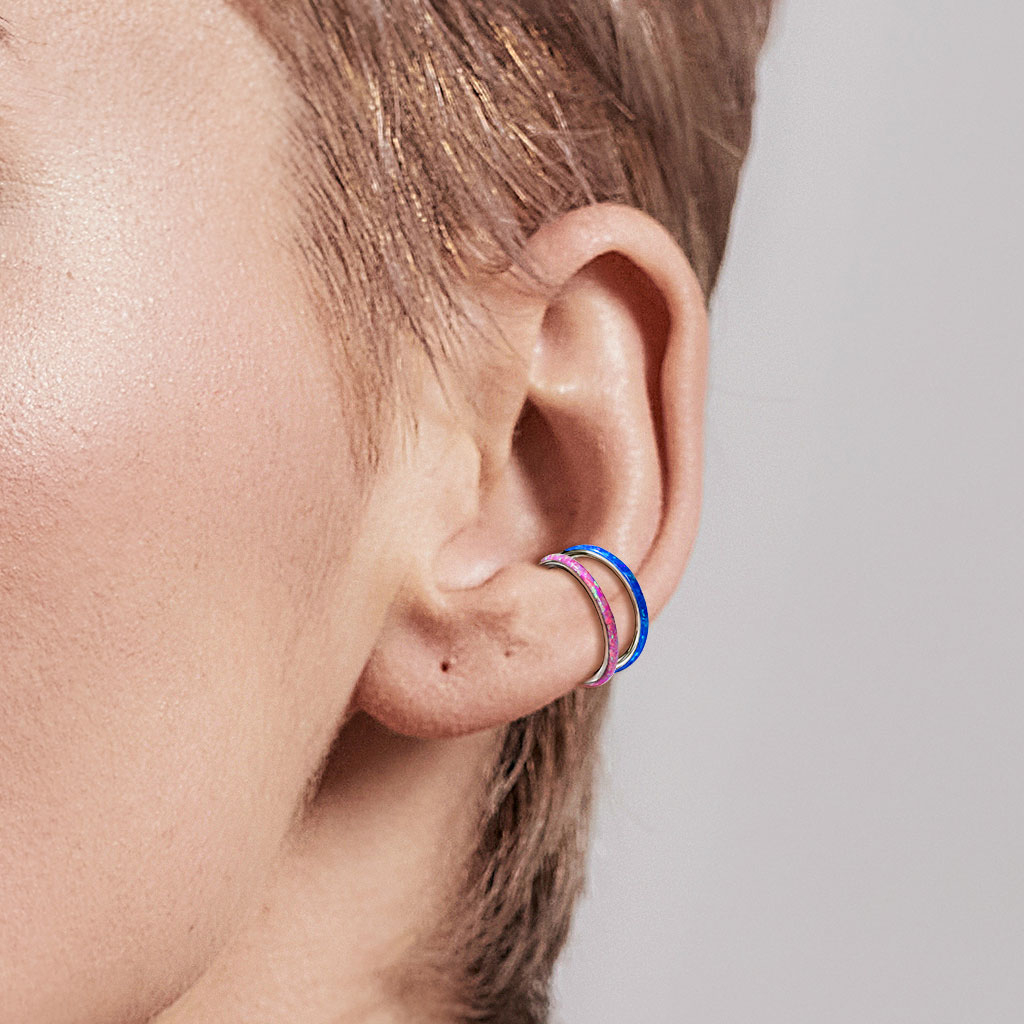Ring laget av titan med hengsel og opal ytterkant