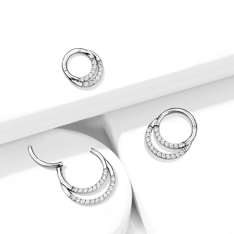 Hengslet titanring med stener i to rekker