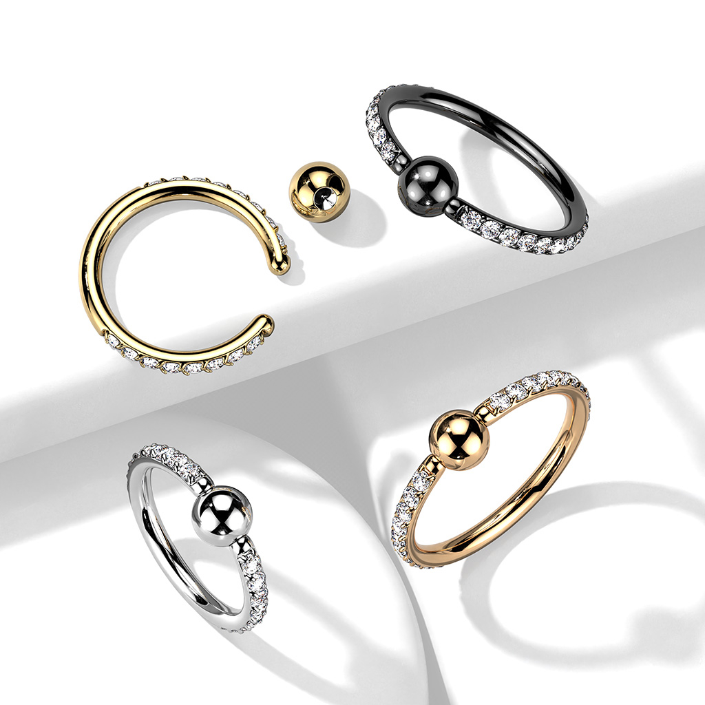 Kulering av titan med CZ-stener på hver sin side