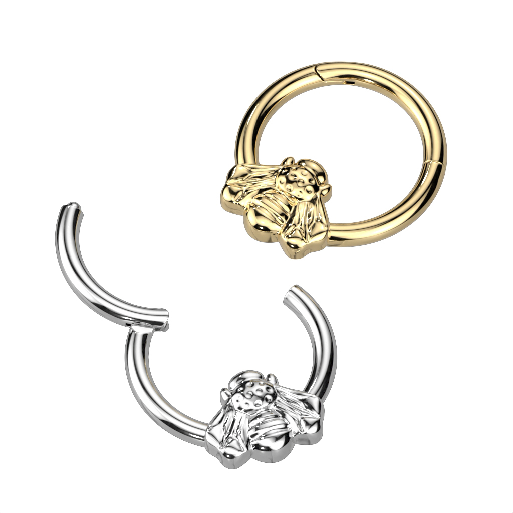 Hengslet ring av titan med bie som vender fremover