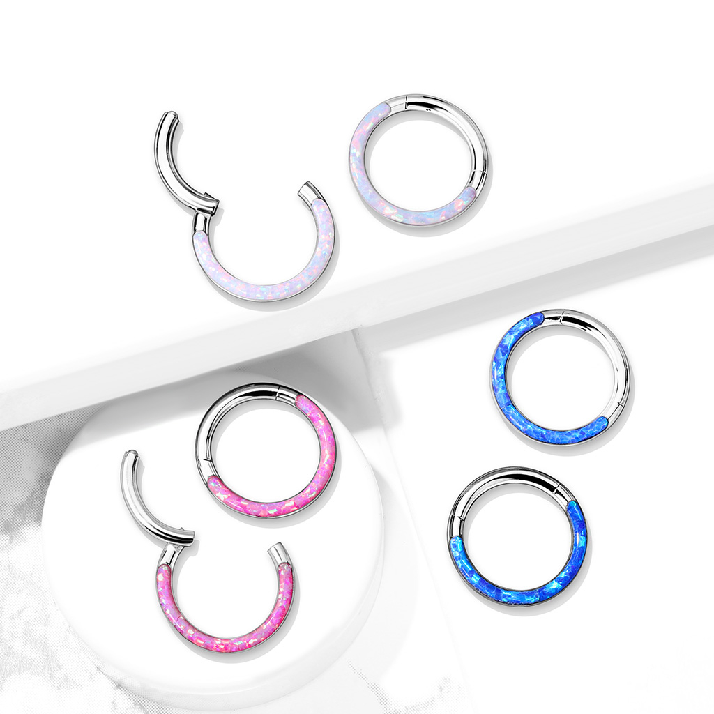 Ring laget av titan med hengsel og opal front