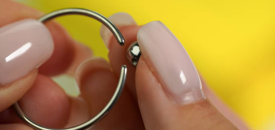 Åpne og Lukk Piercingen Dine på en Trygg Måte
