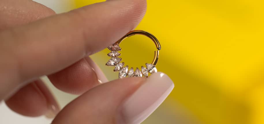 Trygg Åpning Og Lukking Av Piercingsmykker